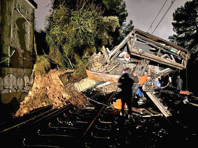 擋土牆崩塌落鐵軌，導致通勤列車撞上，衝擊力大讓司機當場死亡。（圖／翻攝自X平台 @heinformant_x）
