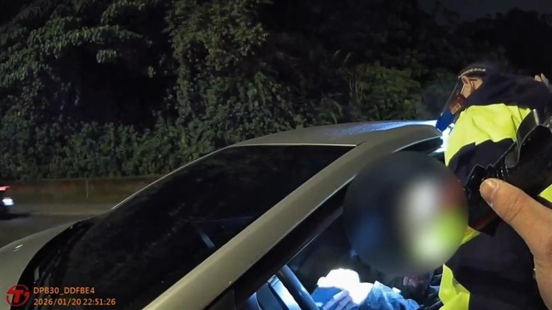 蘇男拒檢逃逸，拖行員警釀2人受傷，警方連轟3槍制止。（圖／翻攝畫面）