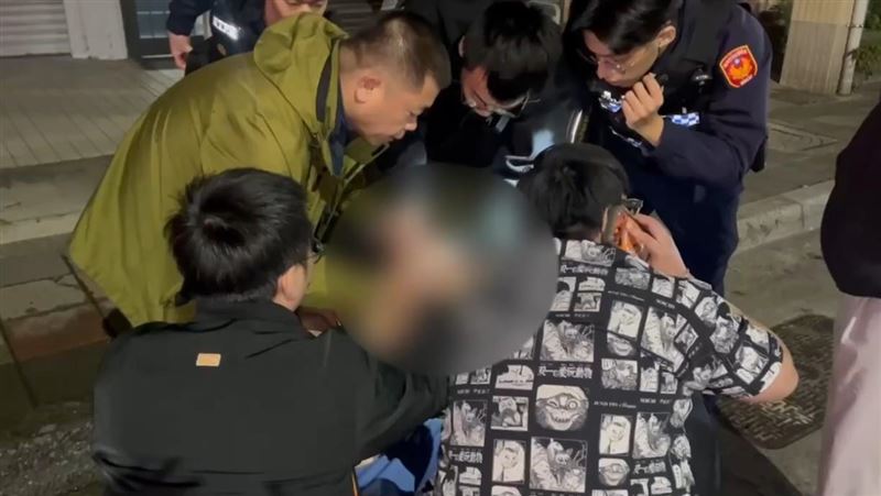 蘇男拒檢逃逸，共犯許男被警方逮捕，查獲多包毒品。（圖／翻攝畫面）