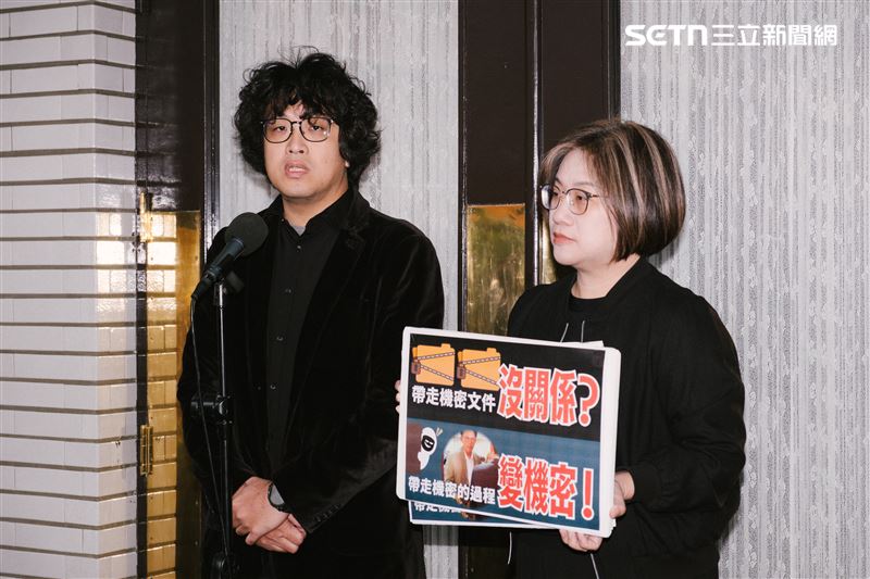 黃國昌涉嫌將機密資料帶出會議室，民進黨立委陳培瑜、沈伯洋調閱監視器畫面揭露，黃國昌出去到回來共一分半鐘，其中42秒動向並未被拍到。（圖／記者楊士誼攝影）