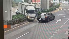 周男駕駛貨車行經內湖路一段時突然失控撞上分隔島後衝進對向車道。（圖／翻攝畫面）