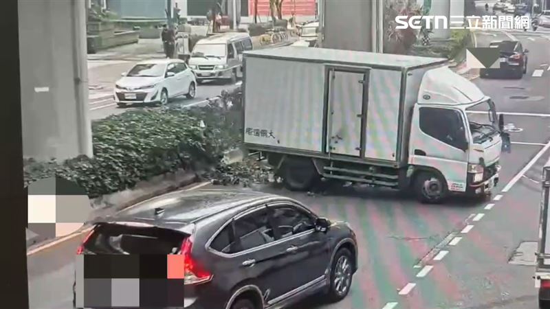周男駕駛貨車行經內湖路一段時突然失控撞上分隔島後衝進對向車道。（圖／翻攝畫面）