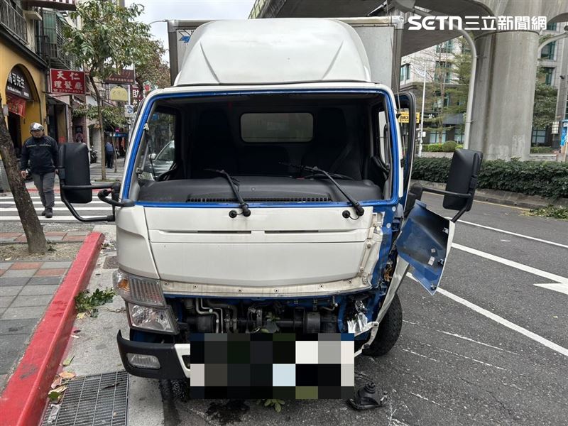 周男駕駛貨車行經內湖路一段時突然失控撞上分隔島後衝進對向車道。（圖／翻攝畫面）
