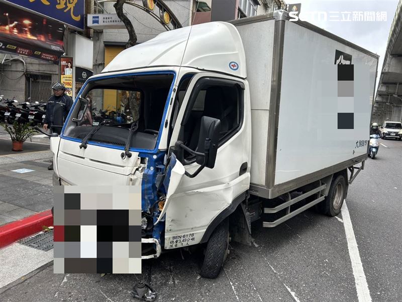 周男駕駛貨車行經內湖路一段時突然失控撞上分隔島後衝進對向車道。（圖／翻攝畫面）