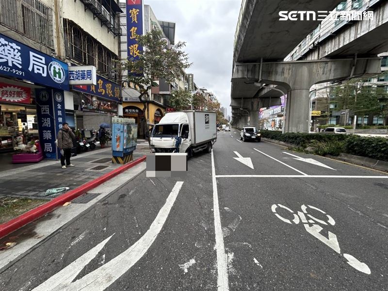 周男駕駛貨車行經內湖路一段時突然失控撞上分隔島後衝進對向車道。（圖／翻攝畫面）