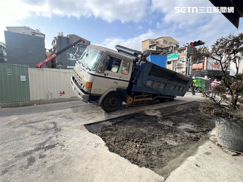 天坑2年4塌！台南五妃街、西門路口「填好又塌」現場吞車畫面曝光。（圖／記者林昱孜攝影）