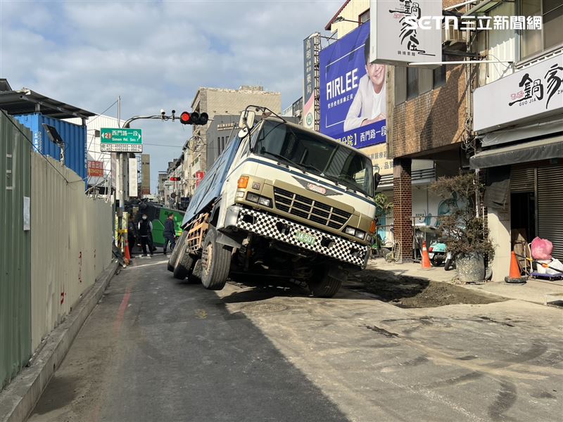 天坑2年4塌！台南五妃街、西門路口「填好又塌」現場吞車畫面曝光。（圖／記者林昱孜攝影）