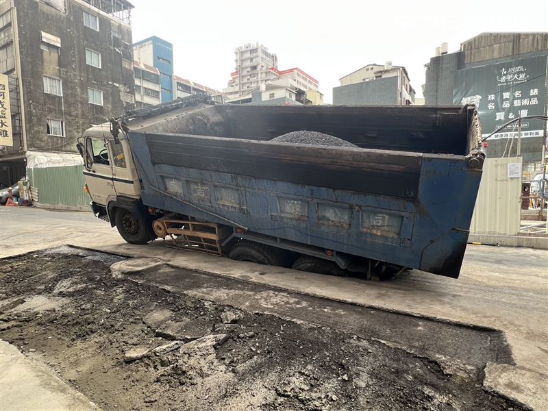 天坑2年4塌！台南五妃街、西門路口「填好又塌」現場吞車畫面曝光。（圖／記者林昱孜攝影）