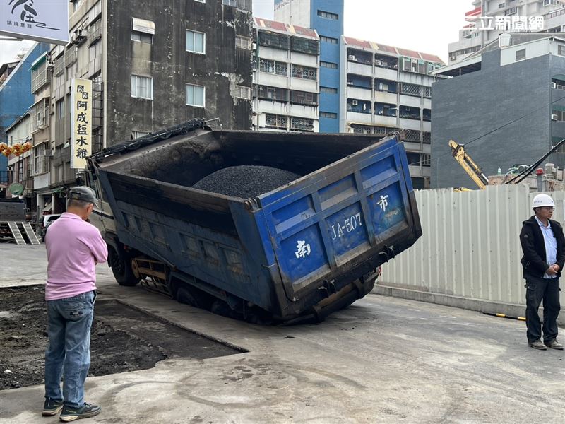 天坑2年4塌！台南五妃街、西門路口「填好又塌」現場吞車畫面曝光。（圖／記者林昱孜攝影）