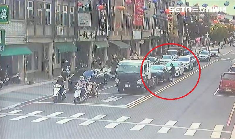 自小客車駕駛因違規停車遭警方執行拖吊。不料，當拖吊車行駛至路口停等紅綠燈時，車主竟異想天開，衝上前撕毀車門上的封條，擅自打開車門鑽入駕駛座。（圖／翻攝畫面）