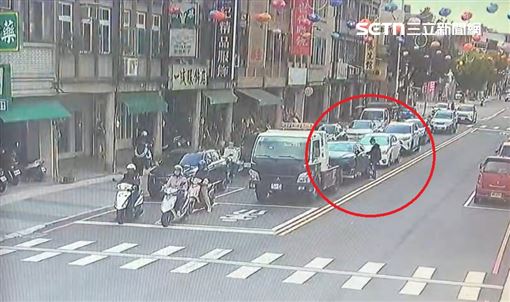 男違停拖吊！竟趁紅燈「撕封條」鑽車裝睡