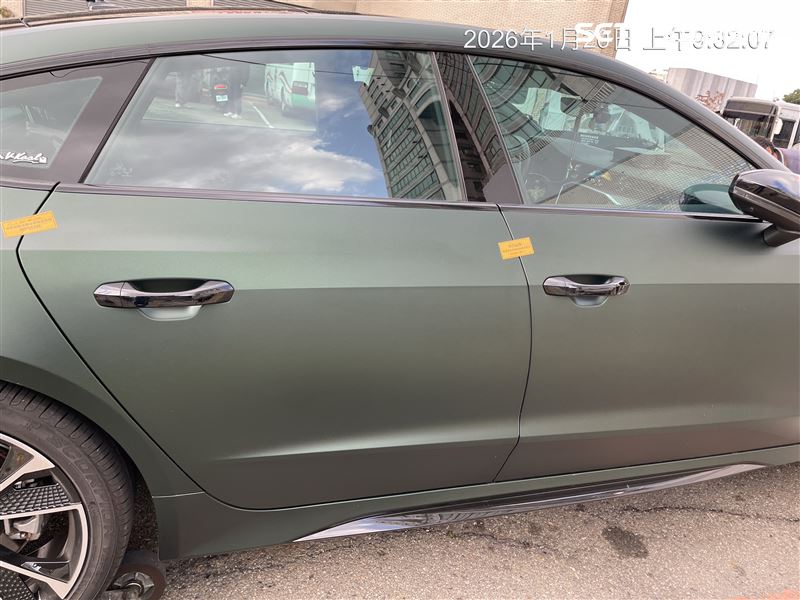 警方清楚拍下車輛被上架拖吊時車內空無一人，且員警已完成貼封條程序。（圖／翻攝畫面）