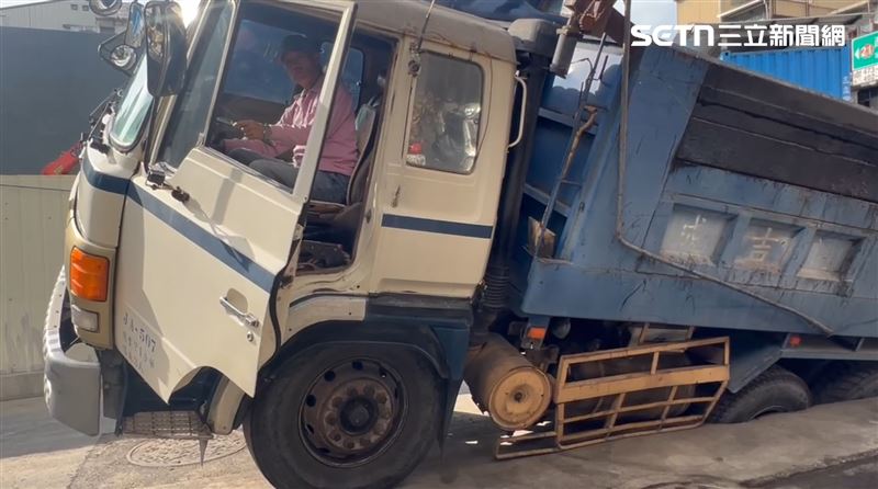 天坑2年4塌！台南五妃街、西門路口「填好又塌」現場吞車畫面曝光。（圖／記者林昱孜攝影）