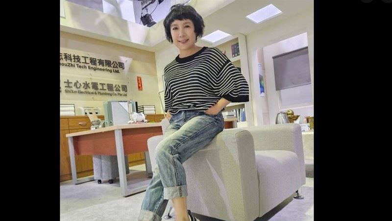 謝麗金日前搭乘捷運候車時，被站在前方的一名小女孩吸引，對方造型亮眼、氣質獨特，讓她忍不住主動開口攀談。（圖／翻攝自謝麗金FB）