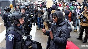 在明尼阿波利斯，民眾因抗議ICE的行動而與執法人員對峙。（圖／美聯社／達志影像）