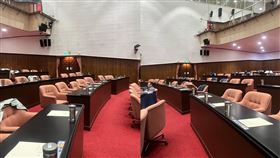 吳思瑤曝光，彈劾案全院審查第一天，立法院議場「空蕩蕩」的畫面。（組合圖／皆翻攝自吳思瑤threads）