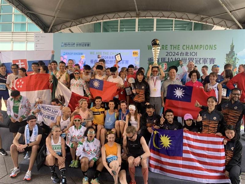 搭電梯太遜！台北101變身極限樂園。本週六「無繩索之神」霍諾德將挑戰赤手攻頂，Netflix全球直播玩命秀。不只外牆精彩，內部也有「垂直馬拉松」試煉，千人挑戰2046階爬到缺氧腿軟。從昔日蜘蛛人到路跑大軍，揭開這座508公尺高塔內外皆戰場的登高傳奇。（圖／記者師瑞德攝影）