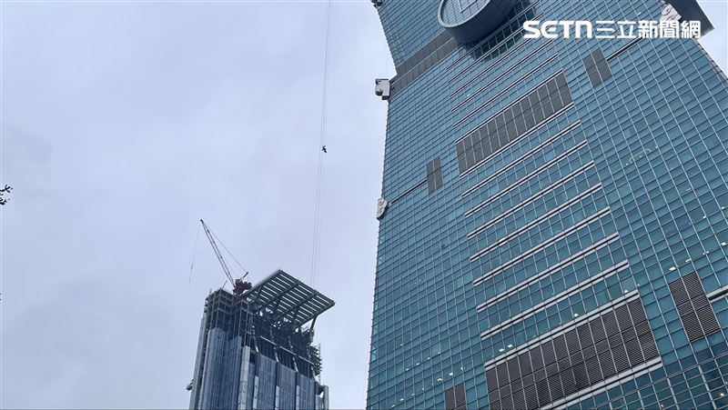 霍諾德徒手攀101倒數，各國團隊繩索吊掛攝影機測試中。（圖／記者賴俊佑攝影）