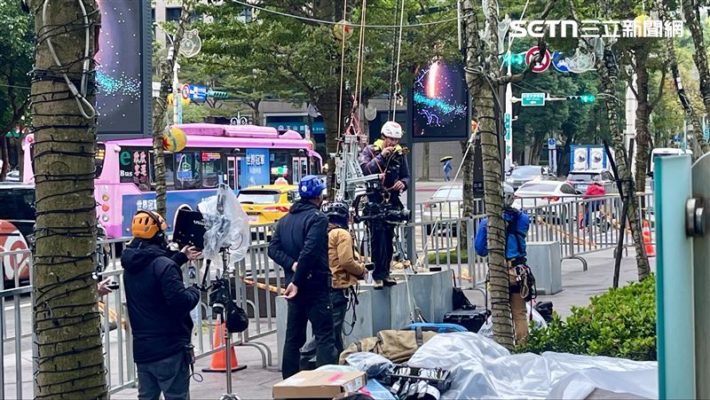 民眾駐足拍攝團隊測試狀況，期待活動到來。(圖／記者賴俊佑攝影）