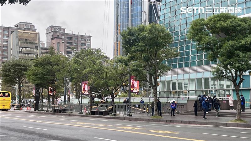 台北101今日起實施交管，週邊已圍起柵欄，部分行人通道無法通行。(圖／記者賴俊佑攝影）
