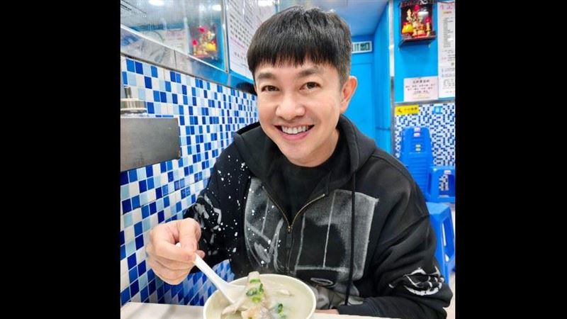 一張聚餐合照，意外掀起網路正反兩極討論，造型師李明川親自回應，以高EQ態度正面迎擊。（圖／翻攝自李明川FB）