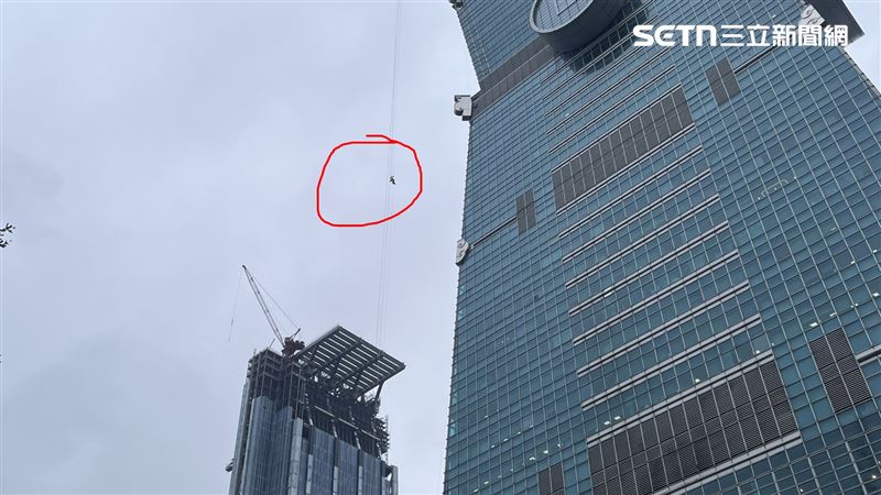 畫面中的黑點，高掛50公尺，並非霍諾德，而是一架攝影機（圖／記者賴俊佑攝影）