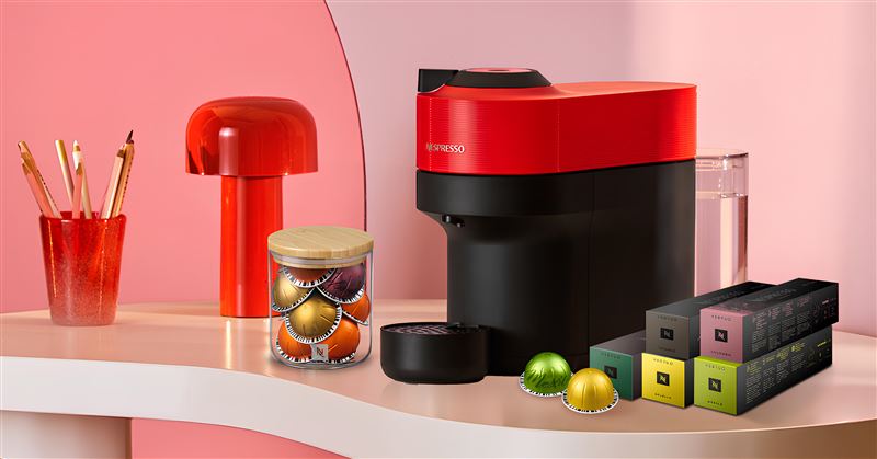 Nespresso全系列咖啡機限時優惠2,990元起 ，其中Vertuo POP魅惑紅新春優惠價3,990元，以紅色吸睛外型點亮年節居家空間。（圖／品牌業者提供）