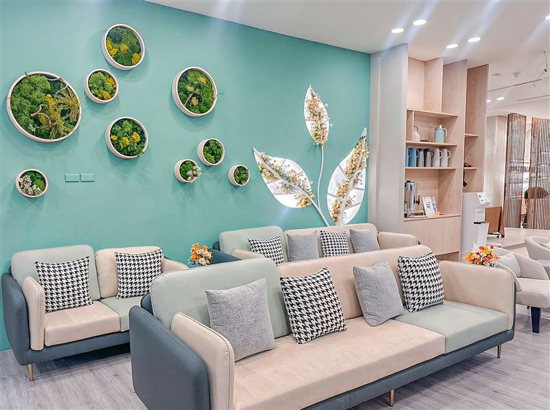 附圖1_開元馬光中醫以開放且明亮的空間為基礎，搭配自然綠植與及花藝點綴，營造放鬆的空間。（圖／業者提供）