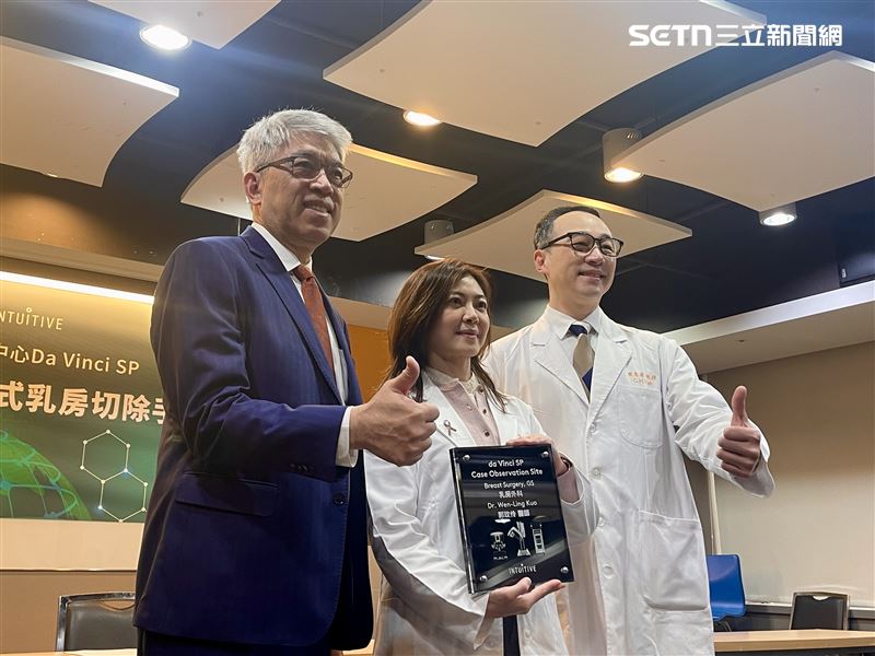 長庚醫院今（21）日召開「新式單孔達文西無痕式乳房切除手術」記者會。（圖／記者蔣季容攝影）