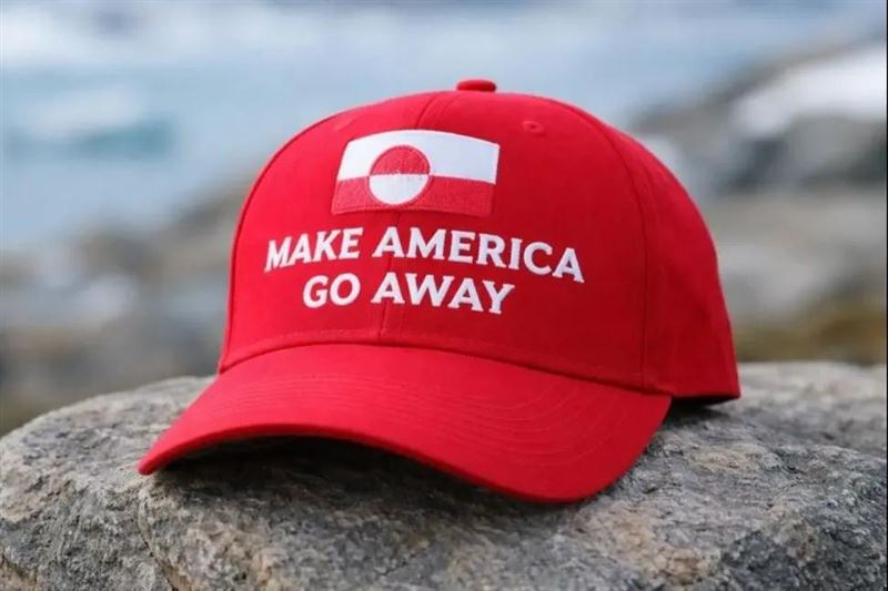 印有Make America Go Away的紅色帽子。（圖／翻攝自X平台 @DivineBows）