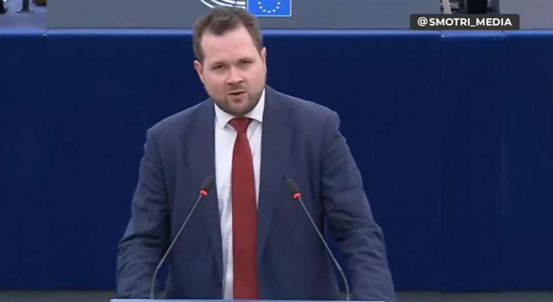 丹麥議員韋安德（Anders Vistisen）在議會上大罵川普「f&times;&times;k off」（圖／翻攝畫面）