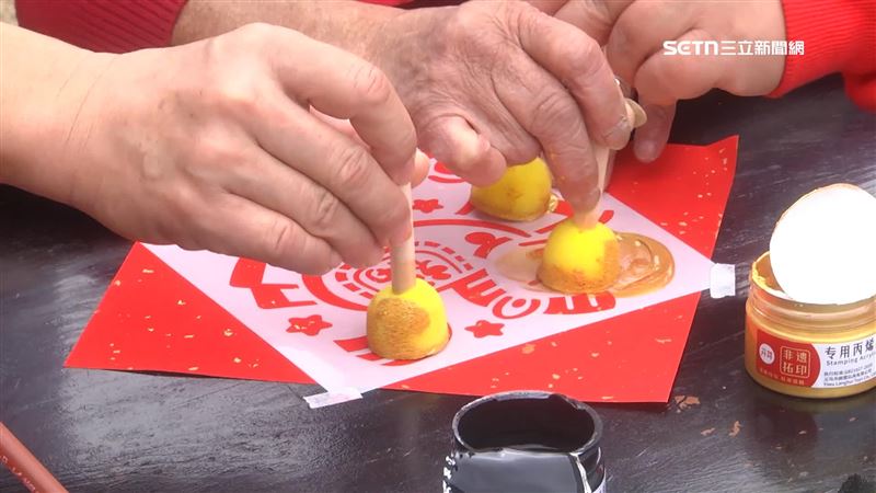 郭子乾陪伴獨居長者動手做春聯