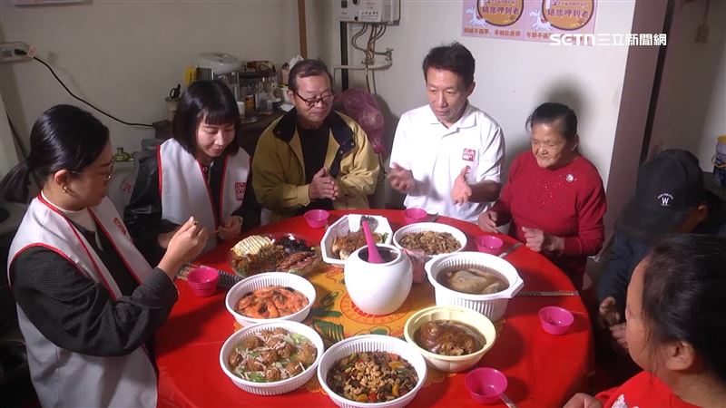 寒冬送暖，郭子乾陪伴獨居長者圍爐、大掃除