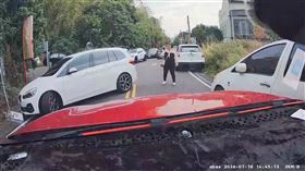 一名孕婦日前（18日）與家人到彰化百果山探索樂園遊玩，停車位一位難求，好不容易等到了一個車位，不料卻被對向一輛汽車逆向跨越雙黃線倒車搶位，孕婦事後在Threads發文：「沒遇過那麼不要臉的人，氣到我晚上就破水生小孩了」。（圖／翻攝自threads@z0523520)