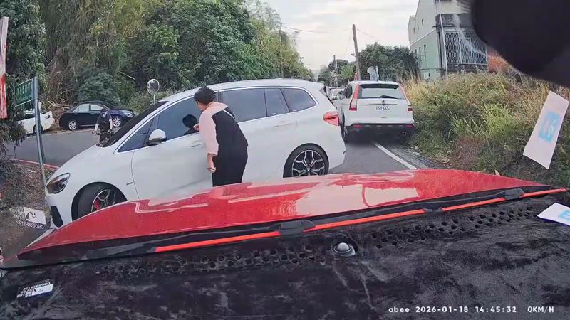 紅色轎車的家屬敲白車車窗示意，但對方不予理會。（圖／翻攝自threads@z0523520)