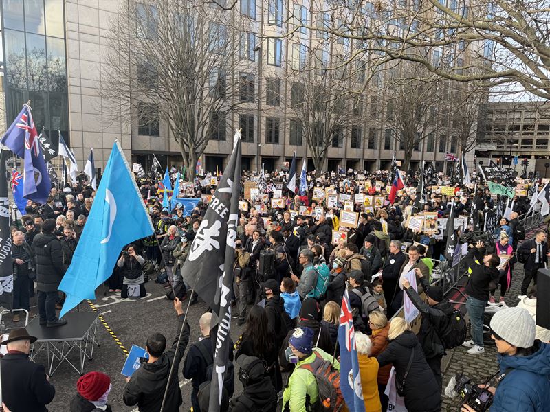 上周六（1/17）大批港人與在英華人、反對者上街抗議，反對英國政府批准中國「超級大使館」擴建計畫。（圖／翻攝自X平台 @lukedepulford）