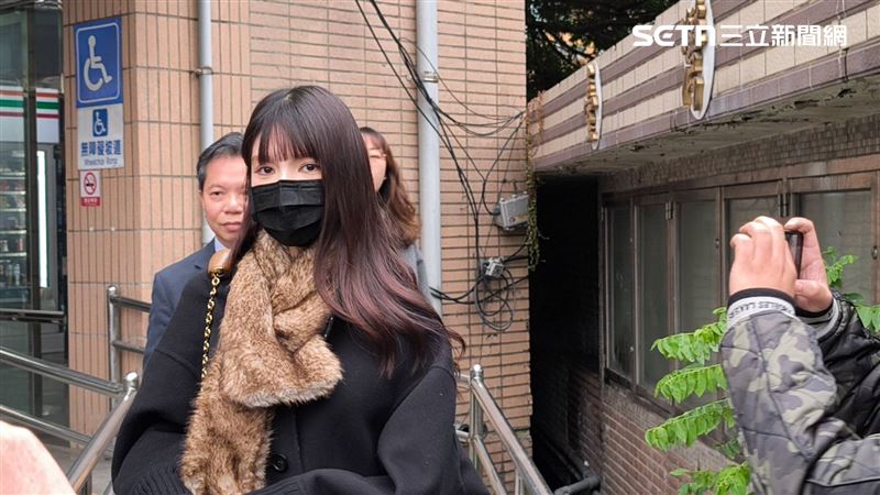 闕沐軒離開法院。（圖／記者莊淇鈞攝影）