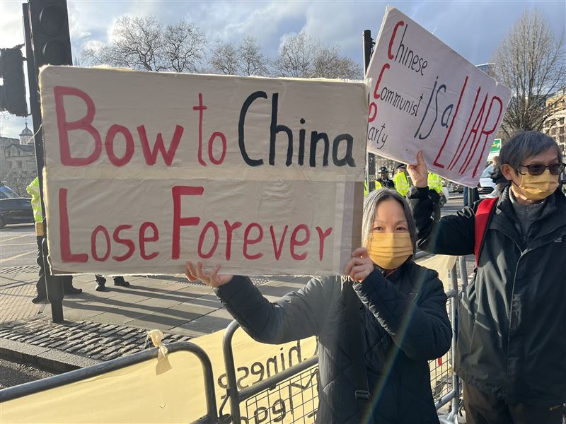 示威者拿著「向中國低頭、就永遠抬不起頭（輸一輩子）」抗議英國政府在安全議題上妥協。（圖／翻攝自X平台 @GHRLondonNews）