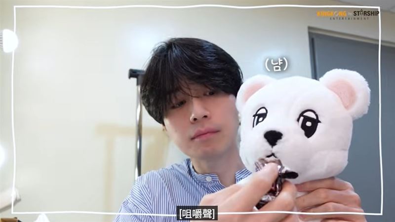 李棟旭在官方VLOG中全程帶著官方周邊白熊娃娃外出，不管是公園打卡拍照，還是餐廳用餐，都讓娃娃「參與感十足」。（圖／翻攝自KINGKONG by STARSHIP YT）
