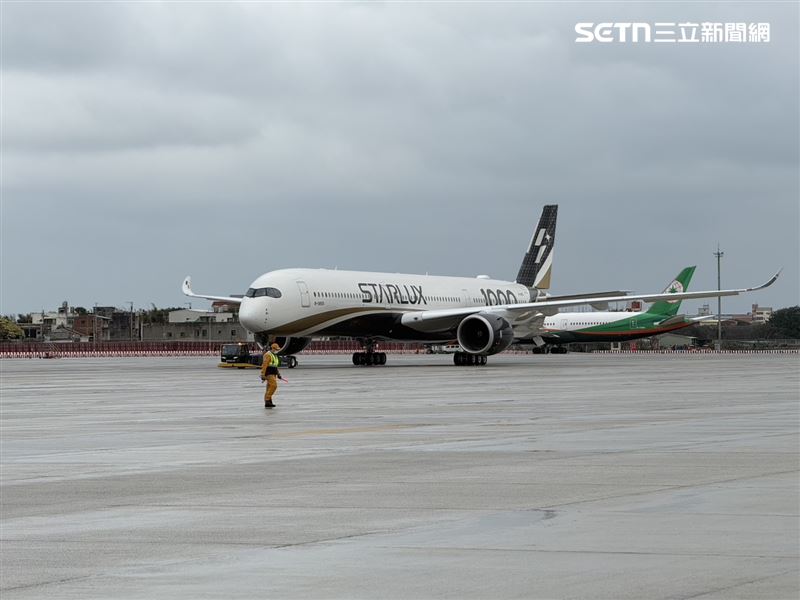 桃機試拖機星宇航空A350-1000新機，桃機說明，新的停機區域具備發動機最大推力測試空間，前後約300公尺可完全淨空，讓航空公司進行發動機測試與維修作業。（圖／記者李育道攝影）