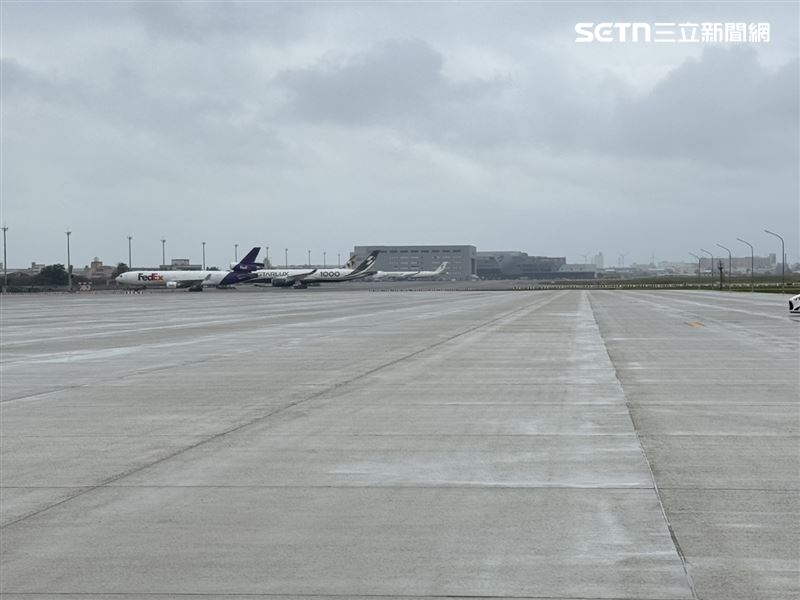 臨時過夜機坪1月30日正式啟用，可提供16個停機位。（圖／記者李育道攝影）