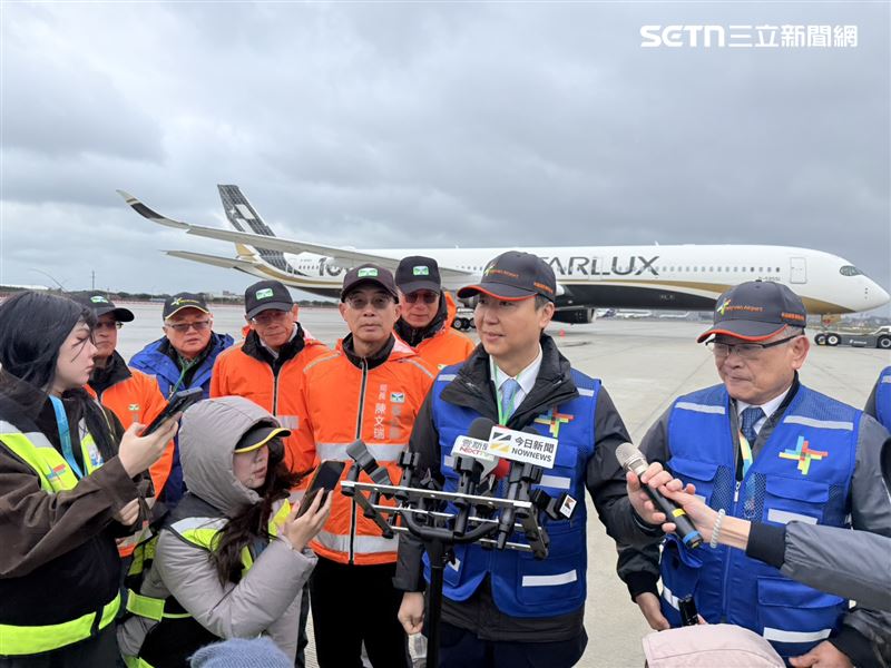 陳世凱視察臨時過夜停機坪，他強調，未來第三跑道完工後，將可大幅提升桃園機場整體容量，支撐台灣航空與貨運發展。（圖／記者李育道攝影）