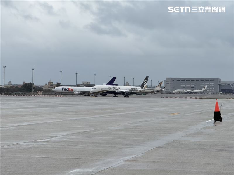 臨時過夜機坪1月30日啟用後，可紓解停機壓力，並配合未來星宇航空機隊從30架擴增至60架的發展需求，暫時提供更多空間支援。（圖／記者李育道攝影）