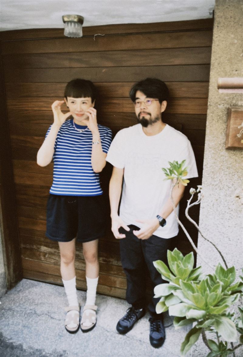 蔡坤奇(右)昔與魏如萱(左)組成「自然捲」。(圖/好多音樂提供)