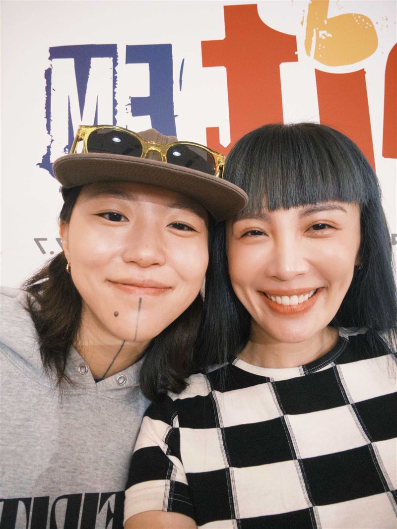 竇靖童（左）跨海來台，擔任魏如萱（右）演唱會嘉賓。（圖／好多音樂提供）