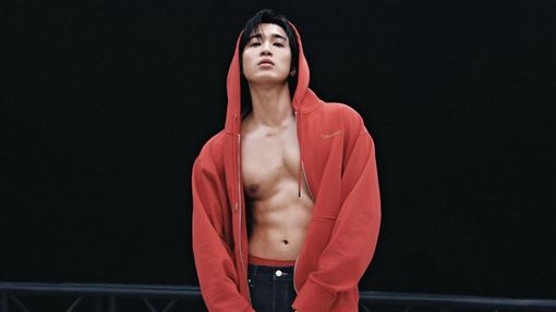 婁峻碩超私密照外流！脫光剩內褲騎上馬背