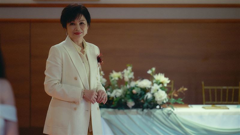 楊貴媚在《雙囍》中飾演新郎母親，對外維持著事業有成的女強人形象，對內卻對孩子充滿虧欠與不捨。（圖／水花電影提供）