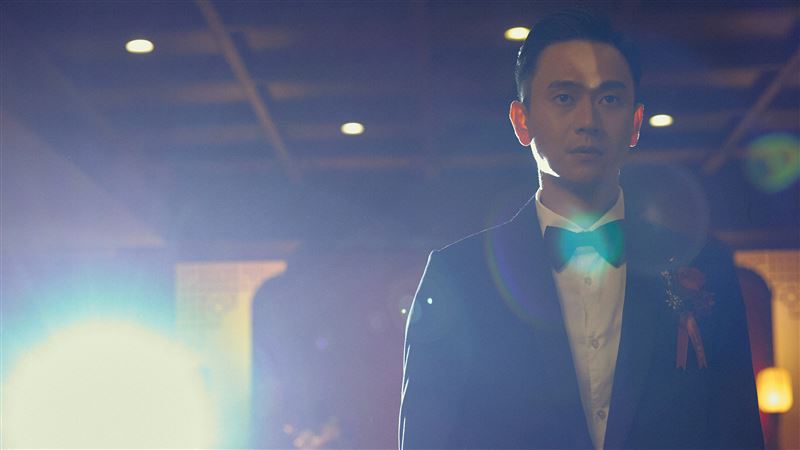 《雙囍》中飾演新郎「高庭生」的劉冠廷，在片中演活了夾在離異父母間的難處。（圖／水花電影提供）