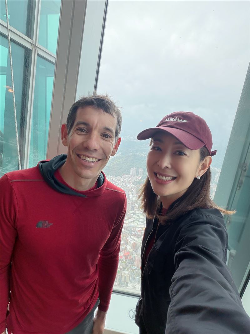 台北101董事長賈永婕與霍諾德合影。(圖／翻攝自賈永婕臉書）