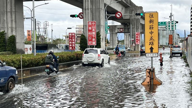 新/泰山自來水管爆裂 新北大道成小河